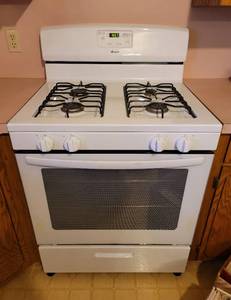 lot 354 image: Amana Gas Stove (Works and is Very Nice and Clean)