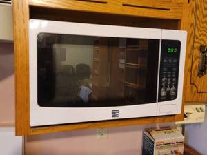 lot 355 image: Kenmore 1100-Watt 1.2 Cu Ft Microwave