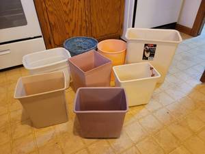 lot 363 image: Trash Cans