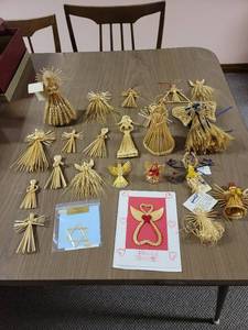 lot 387 image: Handmade Wheat Weaving Decor (angels)
