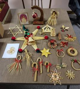 lot 389 image: Handmade Wheat Weaving Decor (Christmas) Tote Included