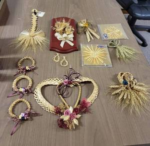 lot 390 image: Handmade Wheat Weaving Decor