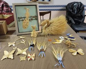 lot 391 image: Handmade Wheat Weaving Decor