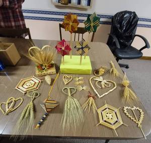 lot 394 image: Handmade Wheat Weaving Decor