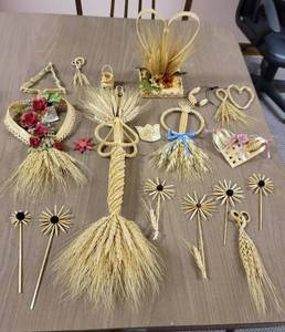 lot 395 image: Handmade Wheat Weaving Decor