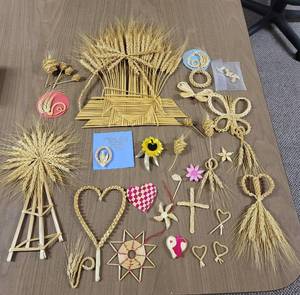 lot 396 image: Handmade Wheat Weaving Decor