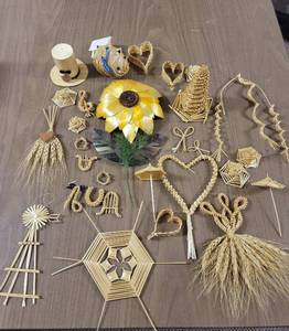 lot 398 image: Handmade Wheat Weaving Decor