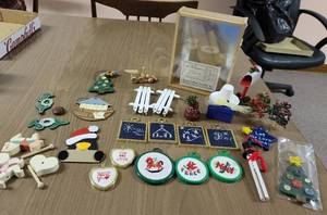 lot 402 image: Christmas Decor
