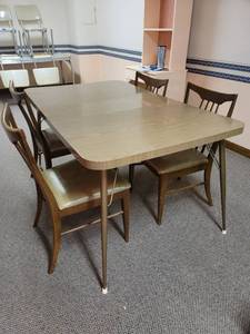 lot 412 image: Vintage Table and 6 Chairs (see pics for minor damage to chairs) 5 long (located in basement)