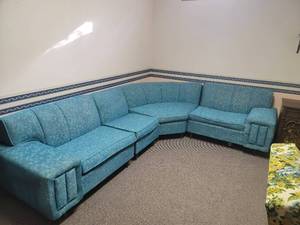 lot 420 image: Vintage 4 Piece Sectional Sofa (Located in basement)