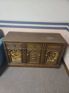 lot 422 image: Montgomery Ward Airline Stereo Cabinet, Solid State AMFMMultiplex Stereo Receiver8 Track PlayerTurntable, Stereo Works Well, 8Track and Turntable Not Tested