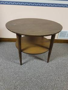 lot 424 image: Vintage End Table 28 Across (Located in basement)