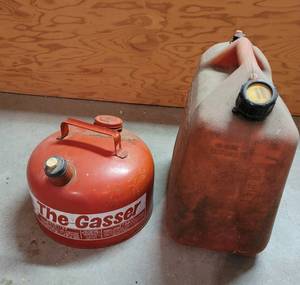 lot 444 image: 1 Plastic and 1 Metal Gas Cans