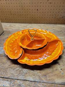 lot 473 image: Pottery Candy or Relish Dish