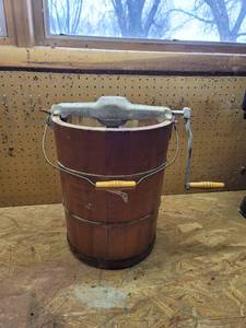 lot 480 image: Vintage White Mountain Ice Cream Freezer