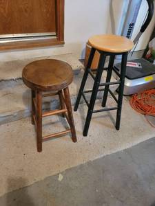 lot 490 image: 2 Stools