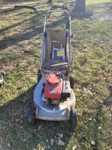 lot 504 image: Honda HR214 Push Mower (needs work)