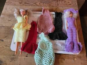 lot 522 image: 2 Barbie Dolls, Homemade Crocheted Clothing and Hats, and Barbie Clothing Pattern Books