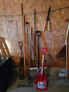 lot 525 image: Yard Tools
