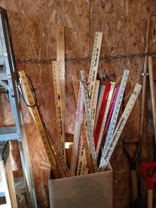 lot 528 image: Box Full of Yard Sticks