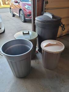 lot 531 image: Trash Cans