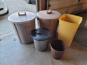 lot 532 image: Trash Cans