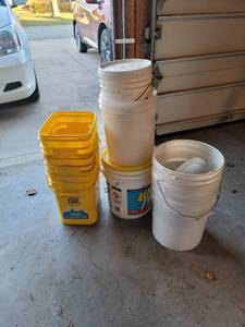 lot 533 image: Buckets