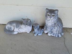 lot 539 image: (3) Concrete Cats