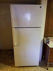 lot 1 image: G E Refrigerator
