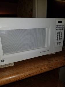 lot 4 image: GE turntable microwave