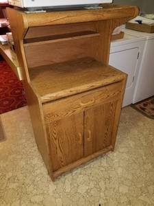 lot 5 image: Microwave cart