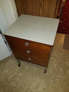 lot 9 image: Metal roll around cart