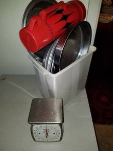 lot 20 image: miscellaneous kitchen ware