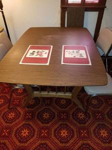 lot 33 image: Table & chairs