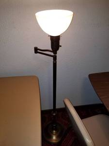 lot 39 image: Floor lamp