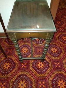 lot 40 image: Small table