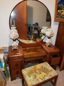 lot 74 image: makeup dresser