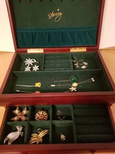 lot 134 image: Jewelry Box broaches hat pins earrings