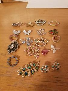 lot 136 image: Brooches