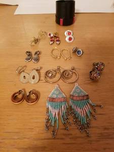 lot 138 image: Earrings