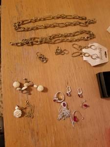 lot 139 image: Jewelry sets