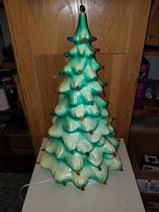 lot 146 image: Electric plastic Christmas tree