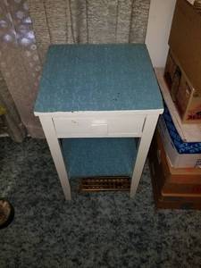 lot 199 image: Small table