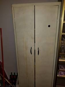lot 207 image: Metal cabinet and contents