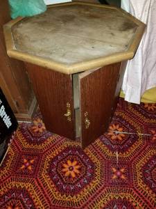 lot 37 image: End Table