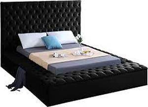 lot 7589 image: Meridian Furniture Platform Bed