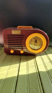lot 2118 image: Crosley Collectible Edition Radio