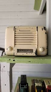lot 2119 image: Clarion Antique Radio Model 11801