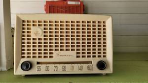 lot 2124 image: Emerson Antique Radio - No Wiring