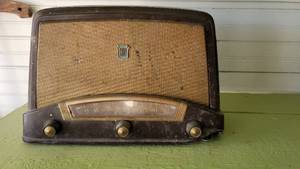 lot 2127 image: Antique Crosley Radio - No Wiring